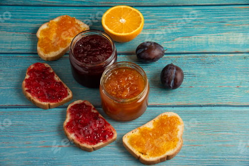 Preview: Toast breads with fruit confitures