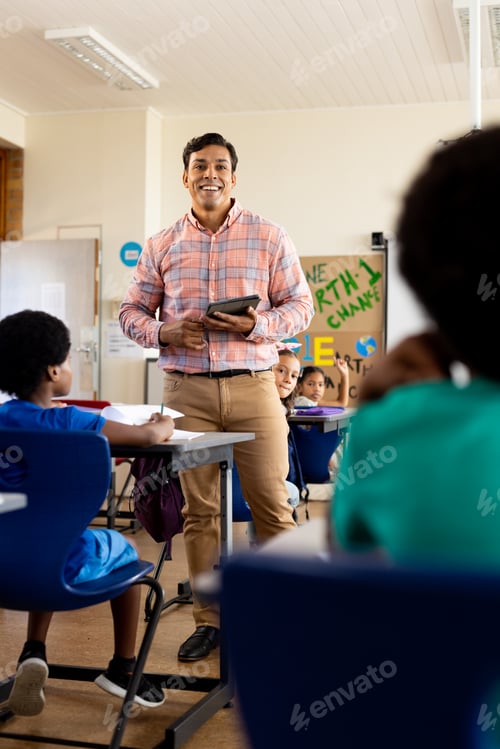 Visualização: Professor masculino diversificado com tablet e alunos do ensino fundamental em sala de aula no ensino fundamental