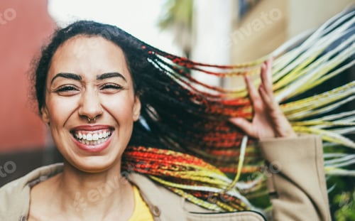 Visualização: Garota mestiça sorrindo na frente da câmera durante o inverno