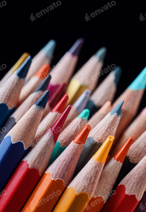 Vista previa: Los lápices de colores sobre fondo negro