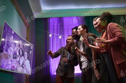 Visualização: Jovens comemorando online com amigos