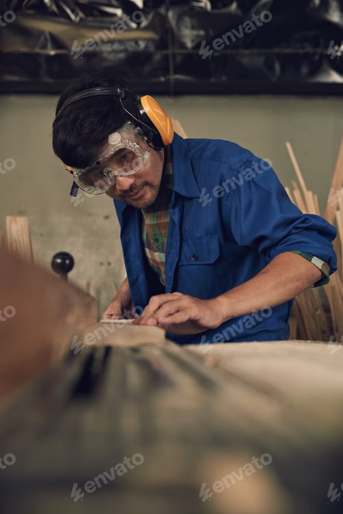 Preview: Cutting wood
