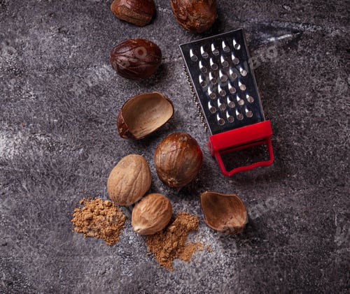 Preview: Nutmeg and grater