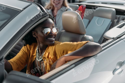 Visualização: foco seletivo de uma jovem afro-americana estilosa andando de carro com um amigo