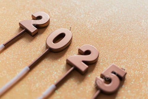 Preview: Golden festive candles 2025 lie on a golden background.