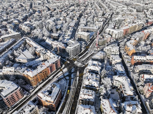 Preview: Aerial view of Schaffhauserplatz in the city of Zurich after heavy snowfall in early December 2023