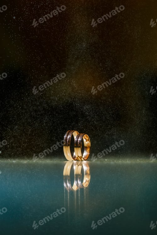 Preview: Wedding rings with water droplets,The engagement ring set.,Beautiful silver background