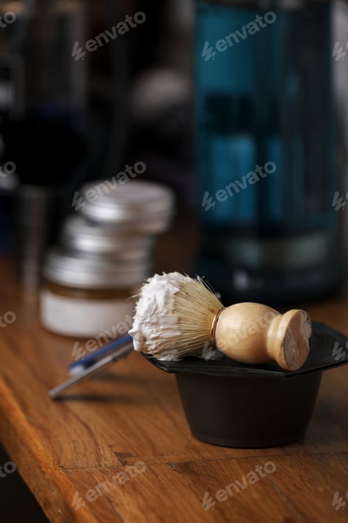 Preview: Set of shaving equipment and men's cosmetic products on wooden table, barbershop. shave concept