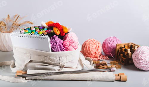 Preview: A tote bag with craft and leisure items on a table web banner