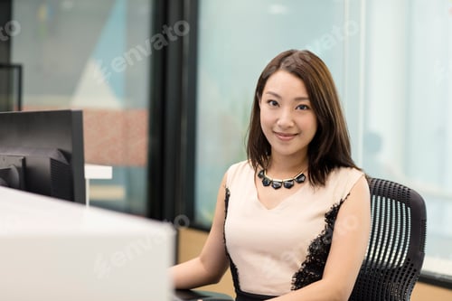 Preview: Portrait of business woman looking at camera smiling