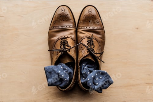 Preview: top view of brown male shoes with socks inside