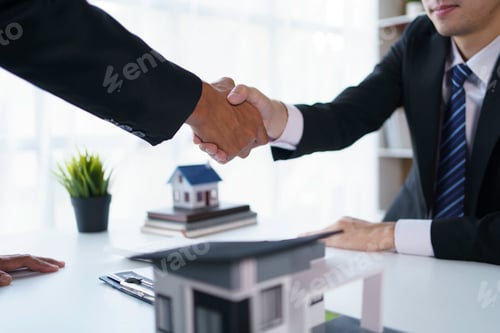 Preview: Agent and customer shake hands when successful trading houses. House and real estate trading ideas.