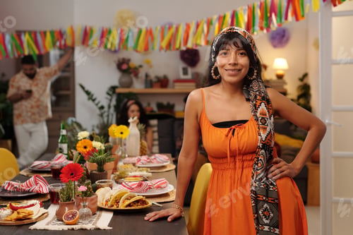 Preview: Young Hispanic woman in national attire