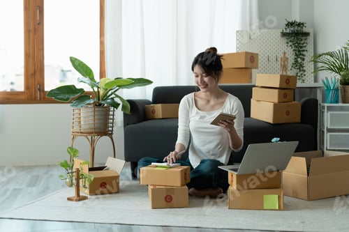 Preview: Startup SME small business entrepreneur of freelance asian woman using a laptop with box Cheerful
