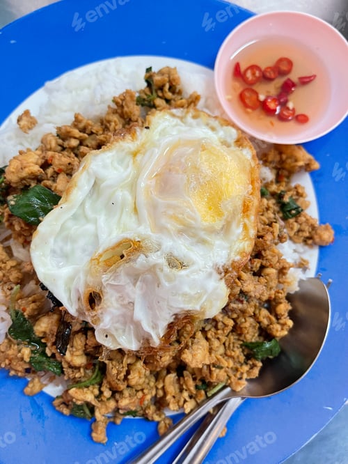 Preview: Rice topped with stir-fried pork and basil, Rice topped with stir fried minced pork and basil with F