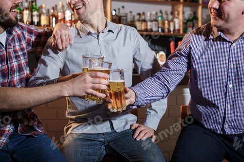 Preview: Happy Friends Drinking Beer At Counter In Pub