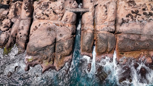 Preview: Exploring the unique rock formations and waves at Yehliu Geopark in Taiwan during daylight