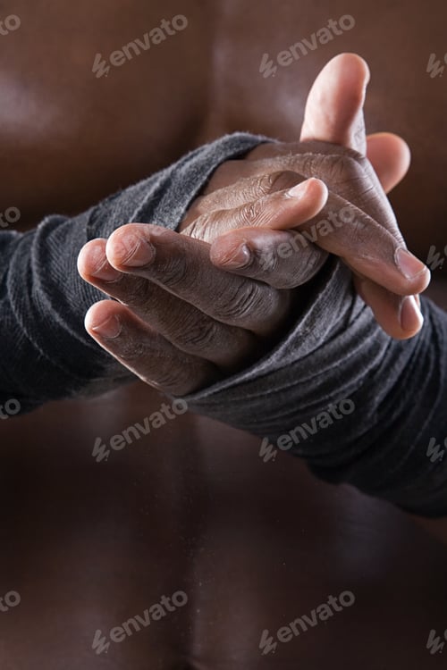 Preview: A young man rubbing his hands with chalk