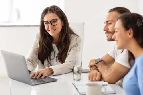 Preview: Satisfied husband and wife in dialogue with mature estate advisor