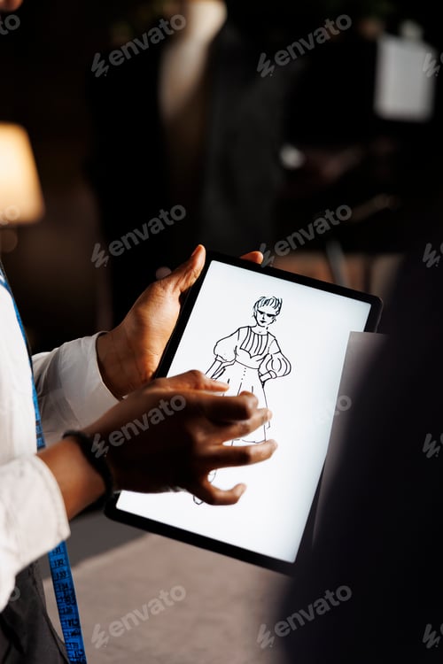 Preview: Couturier using sketch drawing on tablet