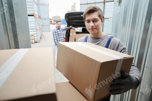 Vista previa: Trabajador sonriente que ayuda al cliente a cargar el automóvil