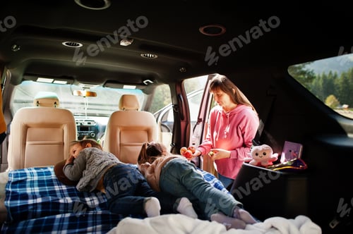 Vista previa: Madre con dos hijas en el interior del vehículo.