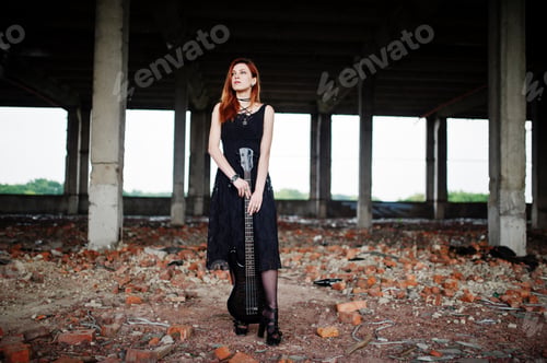 Vista previa: Portrait of gothic woman musician