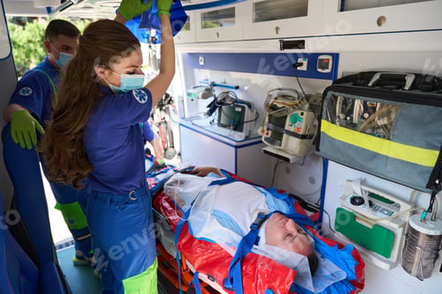 Preview: Team of paramedics transports a patient with polytrauma