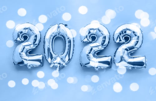 Visualização: Números de balões de alumínio brilhante de ano novo de 2022 em fundo azul