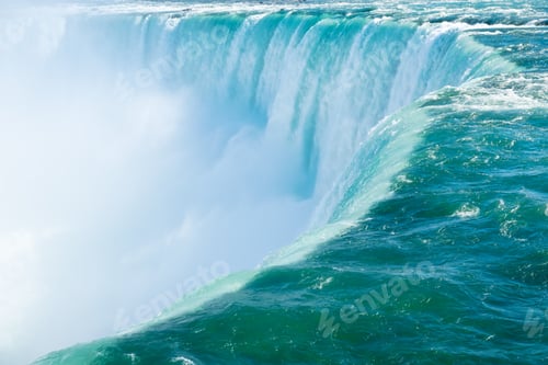 Vorschau: Niagarafälle. Ansicht von der kanadischen Seite. Schneller Wasserfluss.