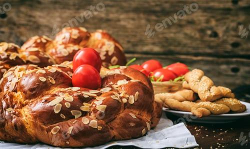 Preview: Easter bread and eggs on a table - copy space