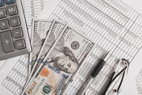 Vista previa: Concepto de economía, finanzas e inversión. Vista superior: dinero, dólares, documentos, facturas, anteojos
