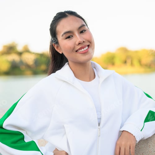 Preview: Young Asian Woman in Sporty Casual Outfit Outdoors in Lake Garden