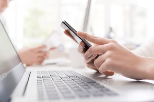 Preview: Woman using her smartphone and connecting