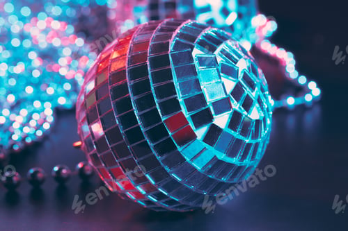 Preview: Mirror balls Illuminating in the dark close up