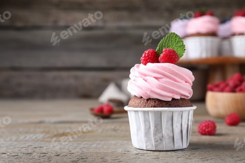 Preview: Chocolate Raspberry Cupcake with Mint Leaf