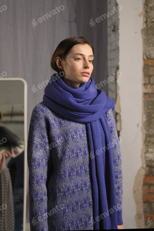 Preview: Girl in warm wool sweater