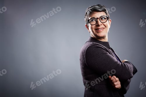 Preview: Studio portrait of mature businesswoman looking over her shoulder