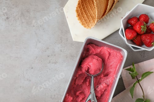 Aperçu: Composition plate avec crème glacée rose et fraises sur une table grise. Espace pour le texte
