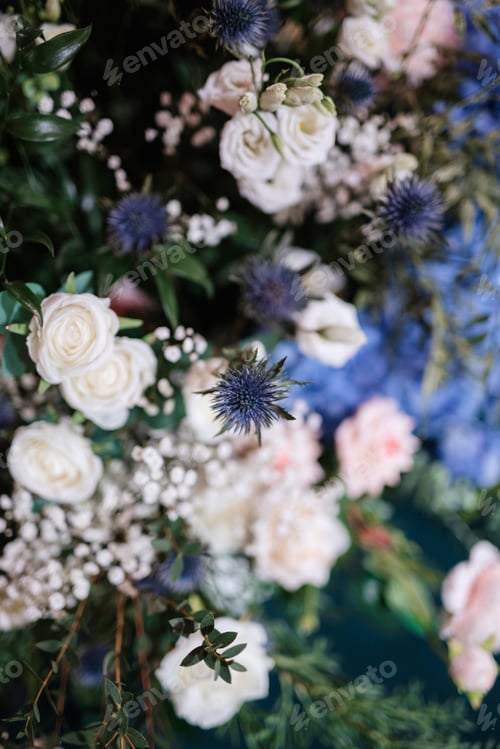 Preview: elegant wedding decorations made of natural flowers