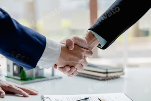 Preview: The salesperson of the housing estate in the project and the customer shake hands.