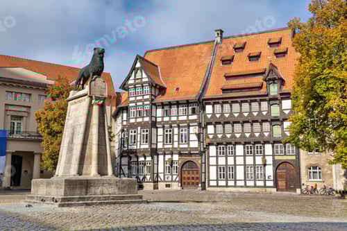 Preview: Statue of Lion and half-timbered building in Braunschweig