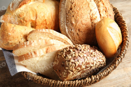 Preview: Basket with fresh bread on table, closeup
