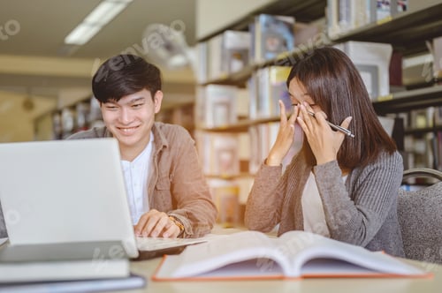 Preview: Two students are reading and discussing about exam preparation, presentation.