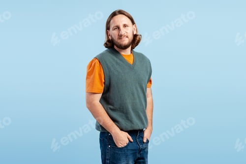 Preview: Man with a beard and long hair smiling, portraying a casual and approachable style