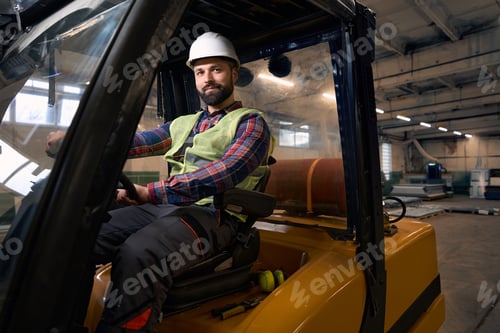 Preview: Worker transporting goods by car in the workshop
