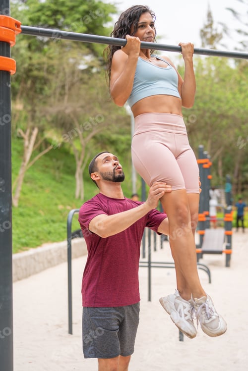 Preview: Friends training barbells