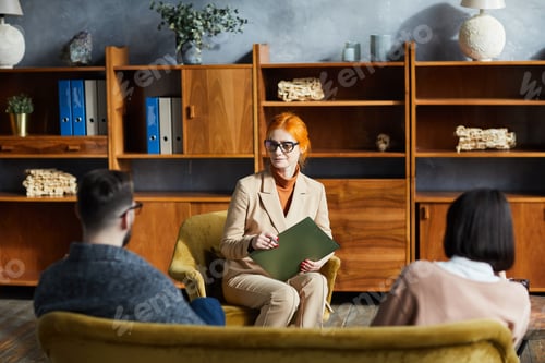 Preview: Couple sitting at psychologist