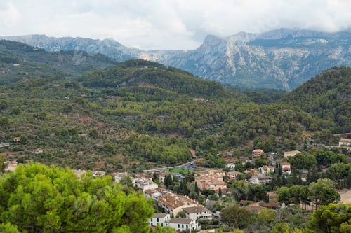 Preview: View of the village at the foot of the mountain