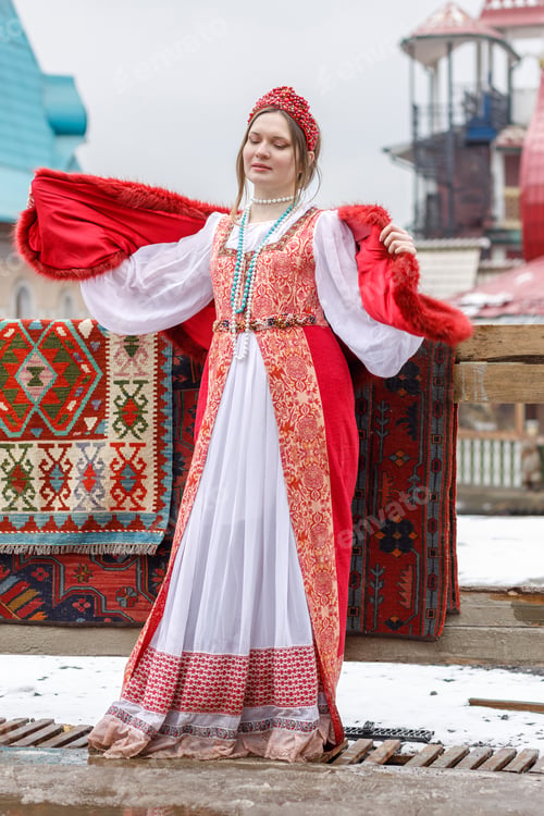 Vista previa: Beautiful Russian girl in red traditional Russian clothes on Maslenitsa. Festive farewell to winter